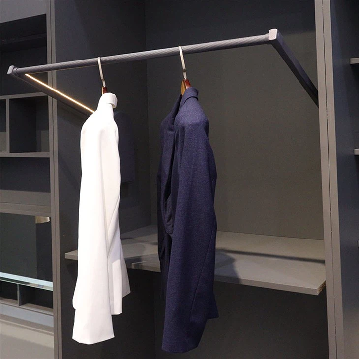 Elektrinis drabužių strypas drabužių spintoje