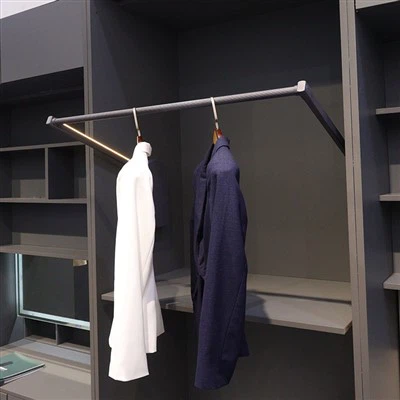 Vidinė drabužių strypų pakėlimo sistema